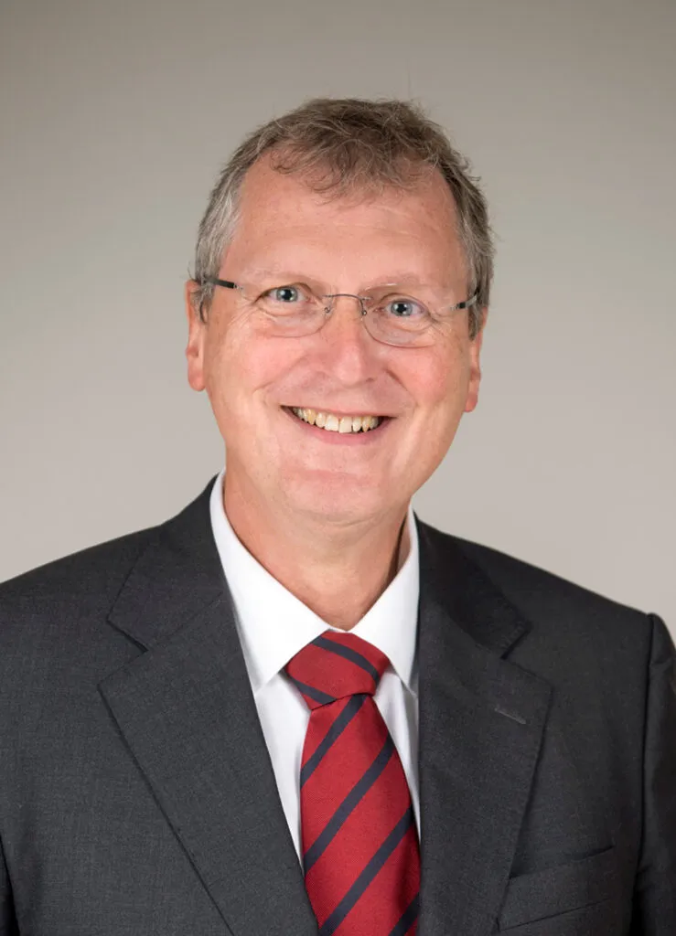 Lächelnder Mann im Anzug